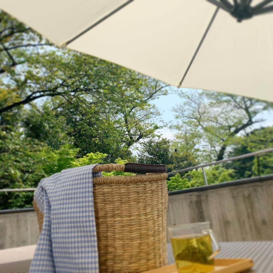 透水さらさのインスタグラム：「最近の朝のルーティン☀️﻿ ﻿ 洗顔　歯磨き﻿ シートマスクしてる間に﻿ 白湯をのんでストレッチと軽い筋トレ﻿ ﻿ 家事　朝食🍳と洗濯👚掃除🧹﻿ ﻿ 🧒起こして朝食食べさせて着替え﻿ ↑一番時間かかる﻿ ﻿ お花の水やりと葉っぱそうじ🍃﻿ ﻿ アイスのカフェオレのんでニュースみる﻿ ﻿ ニュースで日々の出来事に驚く (ほぼ毎日　えっ！って言ってる) ﻿ 軽くメイク💄  #誰が興味あるねん #朝のルーティン ずっとノーメイクはテンションも下がり、姿勢も悪くなる気がするので一応メイクしてます」