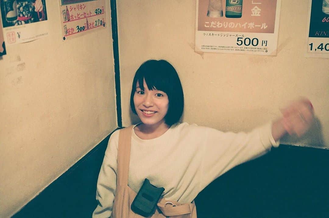 生越千晴のインスタグラム：「📷 外に出ないから写真がありませぬ。。 だからアルバム漁ってみる。 （2017.9.13） お腹に乗ってるのは使っていた#contaxt2 のケースだ。懐かし〜。 #3년전사진  そしてちょこちょこやるインスタライブいつもありがとです🧖🏻‍♀️🧖🏻‍♀️」