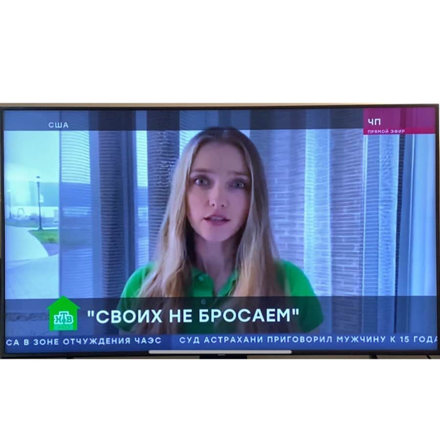 ヴラダ・ロスリャコヴァのインスタグラム：「По @ntv показали эфир о том, какая я молодец, и как помогаю нашим соотечественникам. Мне, конечно, это очень лестно, но я просто не имею права присваивать все эти заслуги себе. То, что мы делали все эти две недели в НЙ (а так же удаленно, по всем штатам) стало возможным ТОЛЬКО благодаря сплоченности и отзывчивости большого количества людей.  Мы создали горячую линию Центра помощи соотечественникам в США, на котором почти круглосуточно работают волонтеры @rus_usa_org Мы были на связи с посольством и генконсульством, и помогали всем звонившим чем могли: жильём, едой, лекарствами, а порой нужно было просто выслушать человека и сказать, что мы его не бросим... Вчера нам удалось отправить всех тех, кто был с нами на связи, эти люди стали нам почти родными, и это действительно чудо, что на рейс смогли попасть даже те, кто уже и не мечтал об этом. От всей души благодарю ВСЕХ неравнодушных людей! Как быстро мы собрали деньги, как много было тех, кто звонил и предлагал место у себя на диване абсолютно незнакомым людям... как много было добрых слов от наших соотечественников. Эта история показала мне, как важно оставаться людьми и всегда быть готовыми придти на помощь даже абсолютному незнакомцу. А так же то, что пока мы вместе, как бы парадоксально, в нынешней ситуации, это не звучало, нам не страшны никакие вирусы и пандемии.  Большое спасибо @nady.z за такой добрый эфир в программе. P.S. А мы продолжаем работать... ждём объявления о следующем рейсе, ведь ещё осталось много людей, кому нужно долететь до удаленных городов нашей необъятной Родины. #застревшиевсша #застрявшиевньюйорке #своихнебросаем」