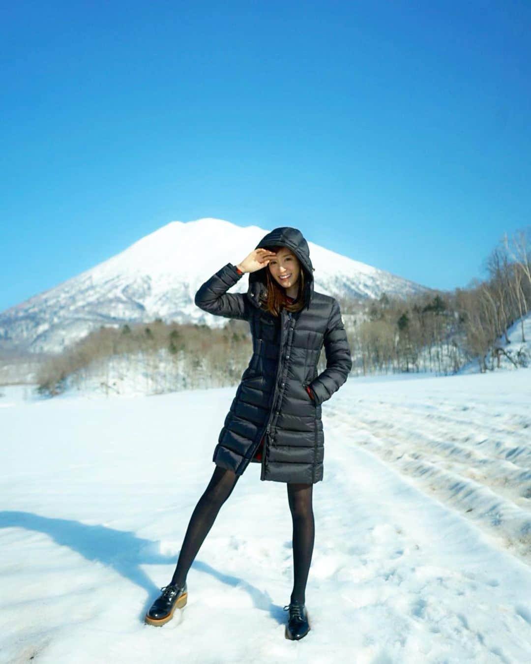 小林真由のインスタグラム：「⋆﻿ ⋆﻿ ちょうど2年前に行ったニセコ🗾﻿ まだ妊娠もしてなかった頃、﻿ この羊蹄山のパワーが凄くて﻿ とんでもなく感動した春でした⛰﻿ ﻿ 近くのお豆腐屋さんのお豆腐も﻿ お蕎麦屋さんも﻿ 知り合いの家で頂いたお料理も美味しかった..🥺﻿﻿ 写真を見ると思い出が蘇る🍛﻿ ﻿ ﻿ #ニセコ #北海道 #旅行 #国内旅行 #ファッション #コーデ  #モンクレール #プラダ」