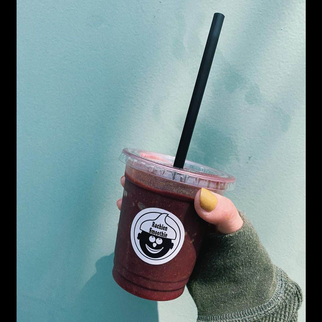 sayocoのインスタグラム：「毎日のおさんぽでの戦利品🥤🌞🌵 ある時はラチエンスムージー、 ある時はプレンティーズアイスをtake out🍦🌈 (大好物のカラースプレー付けてくれた💘) テレワーク中の楽しみは「食」🐷」