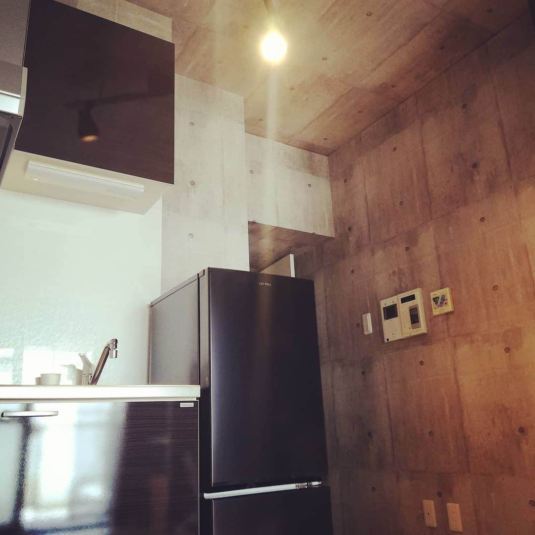 松本隆博のインスタグラム：「。 冷蔵庫新調した！(^-^) 一人住まいだとかなり大型な ので食材をさらに買い貯めて 家メシする～(*^^*)。 庶民の味方アイリスオーヤマ (^-^)ま、作ってるのは元パナの 開発陣多いから安心品質…と 信じてる🎶」