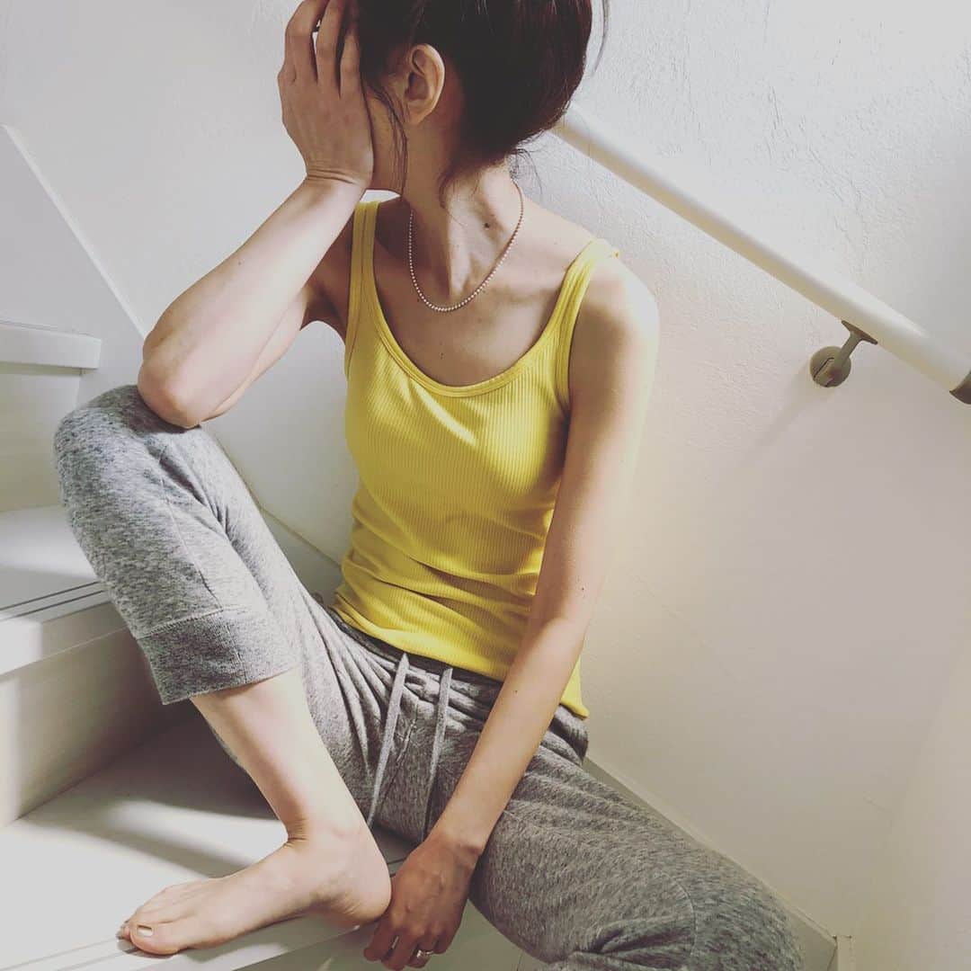 asuka0119のインスタグラム：「2020,4.16, . #おうち時間 . 新しい#エアリズムコットンリブブラタンクトップ  サラサラしてて、ストラップ幅が本当にベスト(ت) 太すぎると服から見えちゃうし、インナーとして着れちゃうからいい . フィットし過ぎずにフィットする絶妙なバランスに脱帽♥️ . スエットも#uniqlo で#上下ユニクロ部 の#ユニクロコーデ でまったりお家(ت) . #ユニクロのブラトップ #bratop」