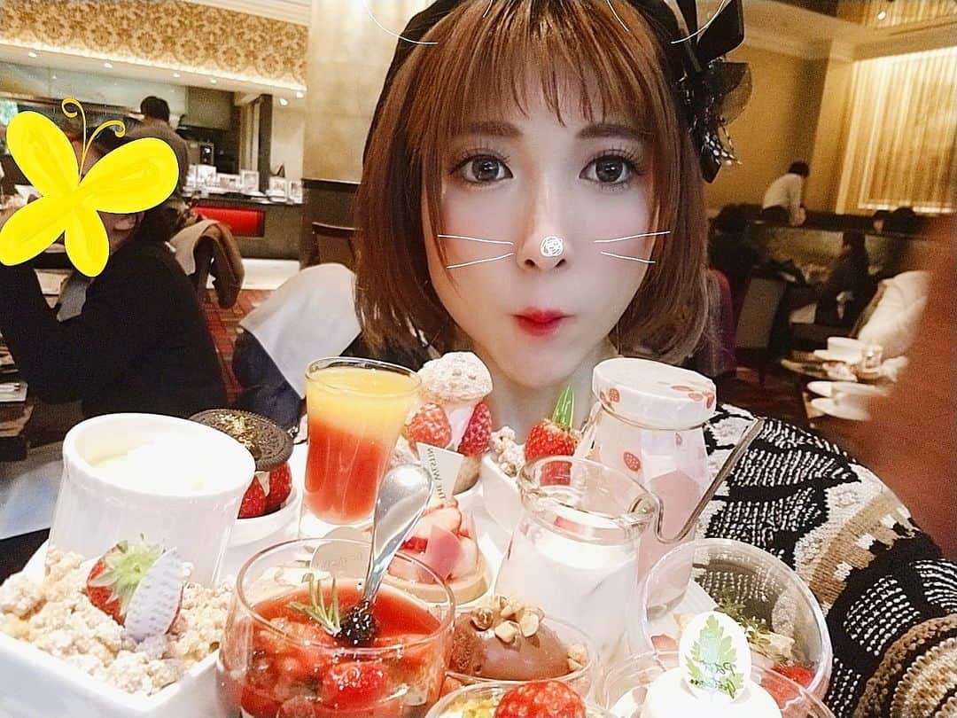 石関友梨のインスタグラム：「Last🍓さりげなく腕力👄 #苺 #制限時間120分 #時間足らなかった #そりゃそうだ #写真撮るのに夢中になりすぎて #とはいえ #全種類食べれた #ウェスティンホテル #ザテラス #ストロベリーデザートビュッフェ」