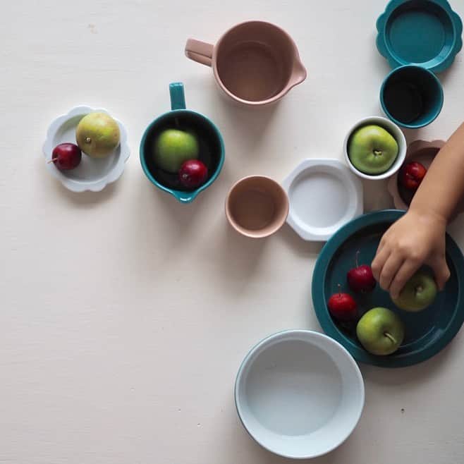 tocotocoさんのインスタグラム写真 - (tocotocoInstagram)「家族の時間を彩る器﻿ ﻿ 新しい器に初めてよそうご飯やおかず、子どもが喜ぶ果物。﻿ 新品の器を使い始める朝って、なんだかワクワクしますよね☺️﻿ ﻿ teteeat(テテイート)の子ども食器は、400年以上の歴史を持つ、長崎県の波佐見焼の陶磁器。﻿ ﻿ お花の縁取りが華やかさをプラスしてくれる花豆皿や、波模様のあしらいが楽しい波ボウル。﻿ ﻿ いつもの食卓に取り入れるだけで、テーブルがパッとおしゃれに華やぎます。﻿ ﻿ 家族の時間が深まる時にこそ、暮らしを彩るアイテムに込められた作り手の心が、とてもあたたかいです。﻿ ﻿ ﻿ #teteeat #堀江陶器 #波佐見焼 #こども食器 #食器 #器 #うつわ #おしゃれ #テーブル #食卓 #ごはん #ごはん時間 #stayhome #お家時間を楽しむ #おうち時間 #ベビー #キッズ #ママ #パパ #親子 #家族 #tocotoco #tocotocoマーケット」4月16日 12時27分 - tocotoco_mag