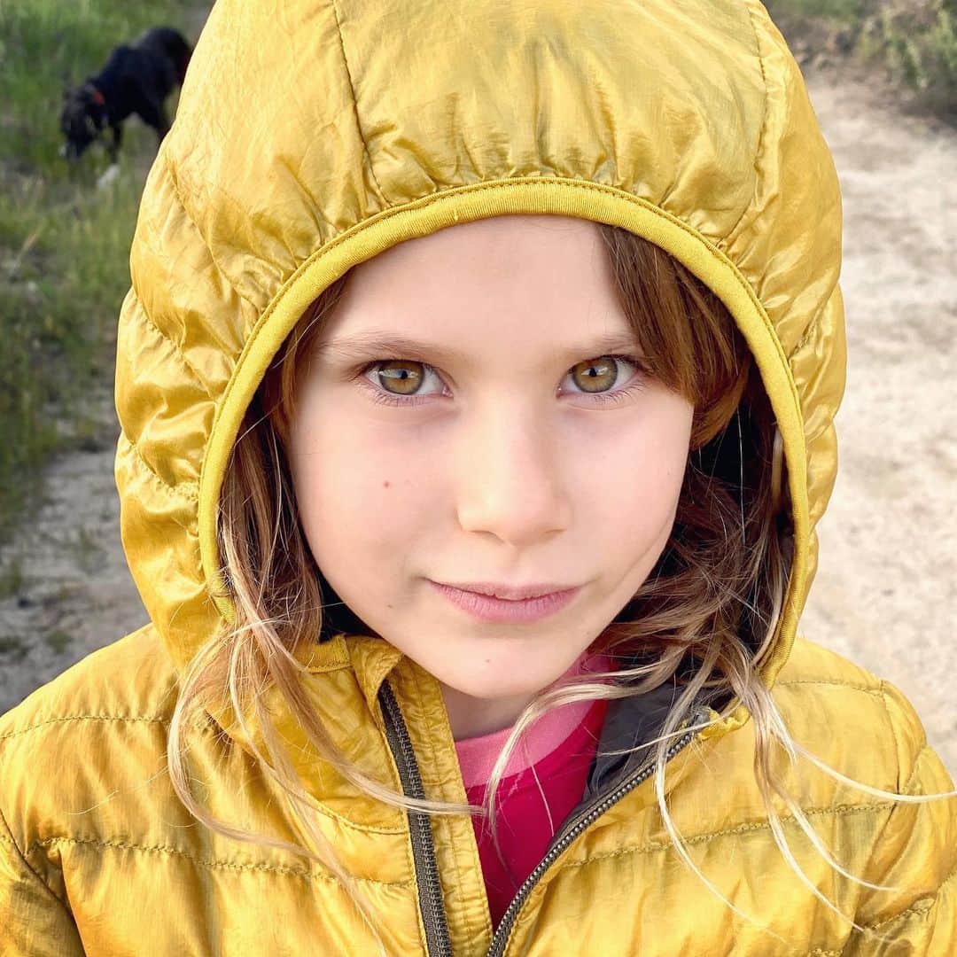 レイク・ベルのインスタグラム：「My daughter has epilepsy.  It’s taken me a few months to gather the courage to post about it because I do not want to endorse it’s existence.  I also didn’t know why I should share it. Why tell a bunch of strangers? however in a time where we are so isolated I crave community. We all do. We want to be reminded we are not alone in any reality. And above all, I am grateful... Grateful to have a partner in @scottcampbell who, with his research and smarts, is giving these seizures a worthy adversary. Scott and I, along with the care of the incomparable @childrensla, will conquer them. For Nova... so she doesn’t have to cry in fear after she gets sucked into one. They are like invaders, that come on without invitation nor warning. We will fight for Nova. For her future. For tomorrow. For today. It’s a beginning of a long journey and I want/need to remember that I am not alone. And if you are dealing with a loved one with epilepsy, I get it... You are not alone.」