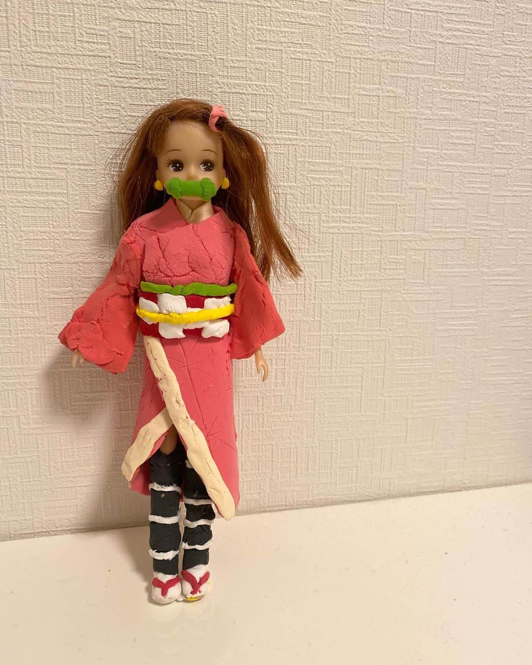伊藤裕子のインスタグラム：「娘作。 禰豆子 夢中になって作ってました。  普段、お家遊びがあまり得意じゃない親子。 だと、思ってたけど、、、苦手なのは私だけだったのか？！笑🤣  #鬼滅の刃 #禰豆子 #工作 #YouTubeにのってるよ お家遊びが大得意なお友達のママさんにサイトを教えて頂きました🥰 こんな時だから、普段あまりやらない事をしたりする良い機会になりました！！ありがとう〜〜😊」