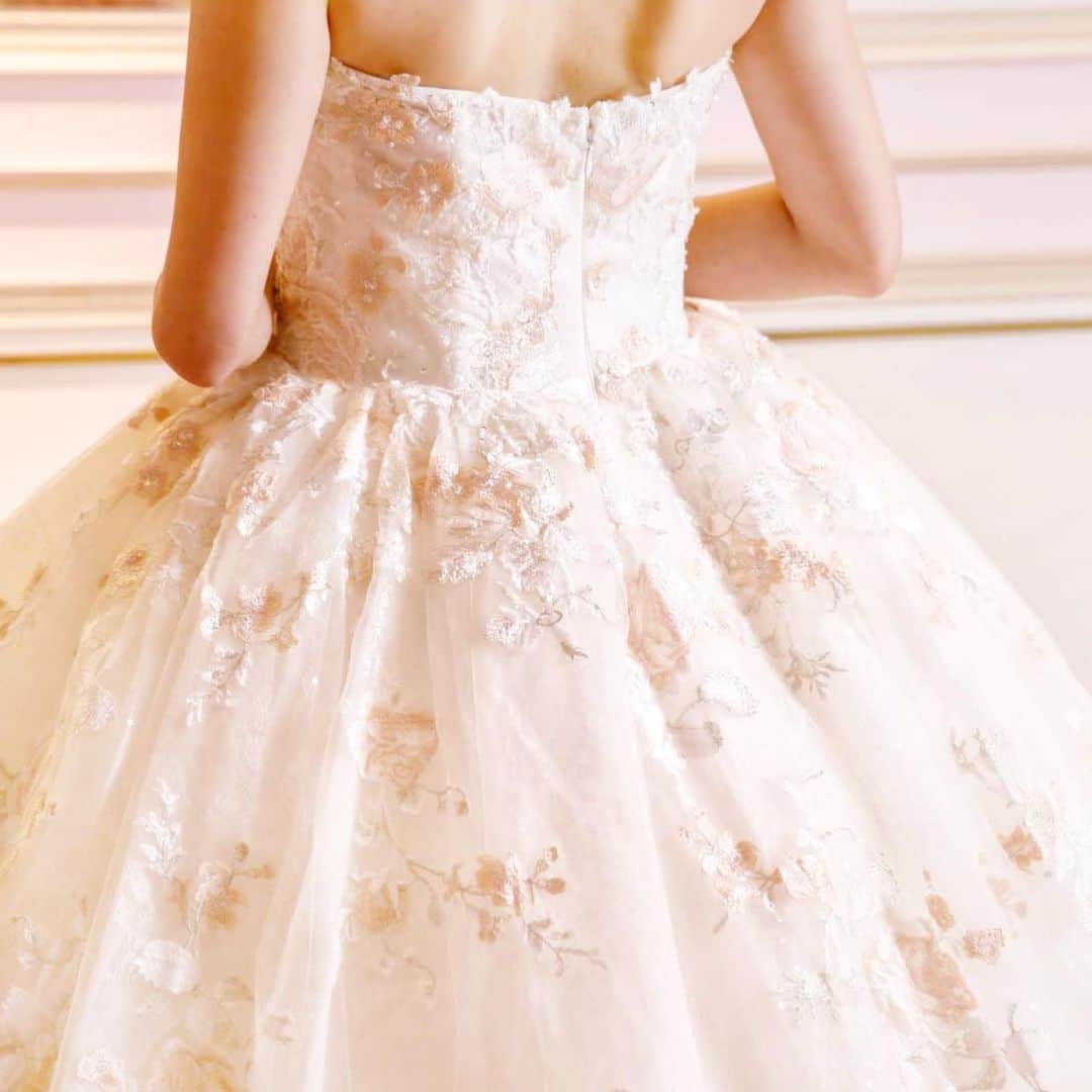 のインスタグラム：「THE HANYのドレスはバックスタイルまで刺繍やビーズがたっぷり💕 . 背中の部分もしっかりとデザインを施したい為、 編み上げタイプではなく、ファスナータイプですっきりと見えるようなデザインが多いです❤️(一部、編み上げになっているデザインもございます) . THE HANY直営店ではドレスをご利用いただく際、毎回花嫁様のサイズにドレスを縫って補正しています。(レンタルが決定した際に採寸をして後日補正を行うので、ご試着時はドレスのサイズは合いません。) . ウエストはぴったりと細く見え、そこからふんわりと広がるスカートがお姫様のように綺麗なシルエットになります。 . さらにバックやサイドスタイル、360度どこからみられてもシルエットも美しく見えるように...と伊藤羽仁衣のこだわりで、毎回サイズ補正をしています💕 . カラードレスだけではなく、ウェディングドレスも伊藤羽仁衣のこだわりがたっぷりです！ . 他にはみられないような 繊細なレースや装飾は全てオリジナルで1点もの。  お花、レース、ビーズなど…1着1着丁寧に職人がつくってくれています。  ご試着の際は、繊細なデザインをぜひご覧くださいね。 . 写真はEimy #thehanyエイミー　 #thehany2020dresscollection . エイミーは、東京本店・札幌店でのみご試着可能です。 ※2020ドレスコレクションの札幌店への入荷が遅れております。入荷時期が決定次第、お知らせいたします。 ※大阪店には2020ドレスコレクションの入荷はございません。 .  #thehany  #ザハニー #伊藤羽仁衣 #ウェディングドレス #カラードレス #結婚式準備 #ウェディングドレス試着 #カラードレス試着　 #花嫁コーディネート . #プレ花嫁 #thehany_weddingdress . . . ---------------------- 【THE HANY直営店】 ( 全店舗 完全予約制 ) ○直営店ではディズニープリンセスドレスコレクション・伊藤羽仁衣プロデュース和装もお取り扱いしております。 . ○東京店・大阪店は会場と提携しておりません。 ご結婚会場へ《衣裳を持ち込む》ことができるかどうかをご確認の上、THE HANYへお問い合わせをいただくとスムーズにご予約が承ることができます✨ . ○札幌店のみ、提携会場がございます！ . ○海外挙式・リゾート挙式でもレンタルドレスをご利用可能です。 . ○フォトウェディングとして、撮影のみでTHE HANYのドレスをレンタルしていただくことも可能です！ . 直営店定休日：火曜日 . ●東京本店：東京都港区南青山２-８-２ 南青山サマリヤマンション 801号室​ 電話： 03 5413 3982 メール：info@the-hany.jp 営業時間：11:00〜19:00 ※5/6まで12:00〜17:00営業時間短縮しています。 青山一丁目駅または乃木坂駅より徒歩5分ほどです。 ※Instagramにでてくる【THE HANY】の位置情報は以前の店舗住所となりますのでお間違いのないようにお願いいたします。(住所が合っていてもスポットが間違っています🙇‍♀️) また、Google等で検索された場合も以前の住所が出る場合があります。ご迷惑をおかけいたしますが、店舗に直接アクセス方法をご確認いただくか、THE HANY公式サイト→ショップリスト→TOKYOから住所をご確認ください。 . 📱 東京本店LINEお友達登録はこちら https://lin.ee/s1NetpY . ●大阪店 : 大阪府大阪市中央区南船場4-11-20 G-TERRACE心斎橋1F 電話 : 06 6252 8210  メール：osaka@the-hany.jp 営業時間:11:00〜19:00 . ※5/6まで12:00〜17:00営業時間短縮しています。 📱大阪店LINEお友達登録はこちら https://lin.ee/4AEzsll 📷大阪店オリジナルフォトプランもご用意しております✨ . . . ●札幌店 : 北海道札幌市中央区南3条西2丁目7番KT三条ビル1F 電話 : 011 280 8282 メール：info@hany-wedding.co.jp　 札幌店のみ提携式場がございます。 営業時間：11:00〜18:00 ※ディズニープリンセスドレスコレクション・和装に加え、タキシード・モーニング・留袖のお取扱もしています。 📷札幌店オリジナルフォトプランもご用意しています。」