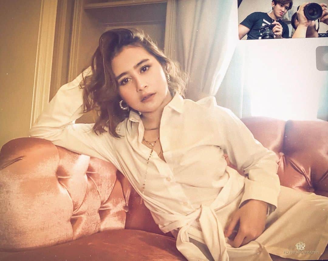 Prilly Latuconsinaさんのインスタグラム写真 - (Prilly LatuconsinaInstagram)「Virtual photoshoot with @fdphotography90  @bellyiverzon @iqi.fd @fdphotographyofficial  #fdteam  #workftomhome #virtualphotoshoot #stayathome #fdphotography2020」4月16日 12時43分 - prillylatuconsina96