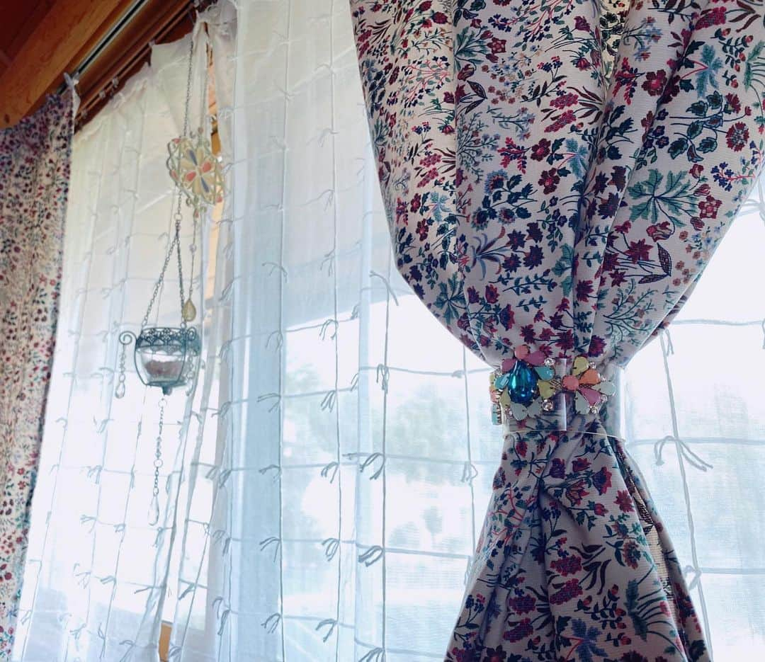 落合萌のインスタグラム：「自分で縫ったカーテンとレースお気に入り☻ #裁縫 #sewing #カーテン #curtain」