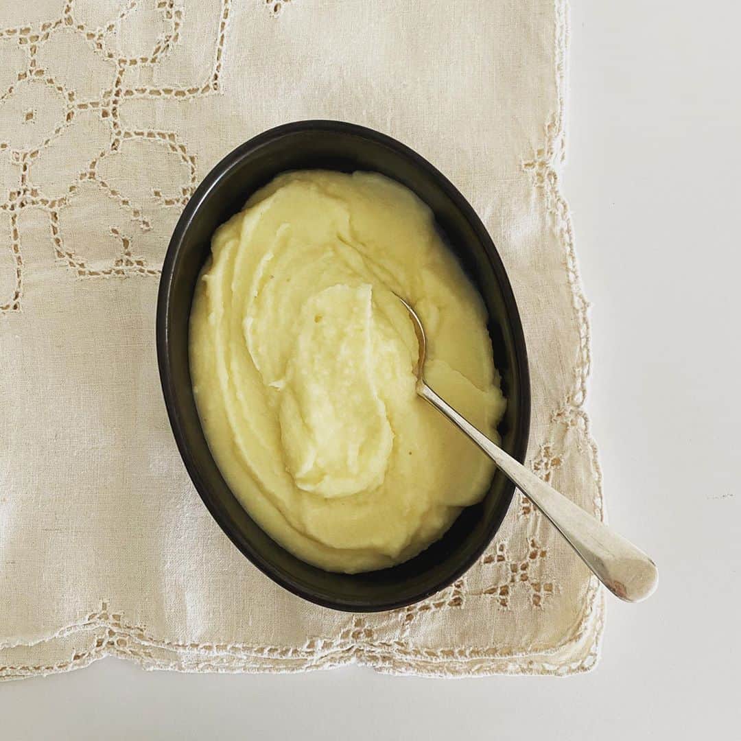 伊藤まさこさんのインスタグラム写真 - (伊藤まさこInstagram)「@weeksdays_official 「バターたっぷり」は伊藤家の掟。カロリーのことなど考えず思い切りバターの風味を味わおう。今日の「ごはんの時間」はマッシュポテトですよ。」4月16日 12時39分 - masakoito29