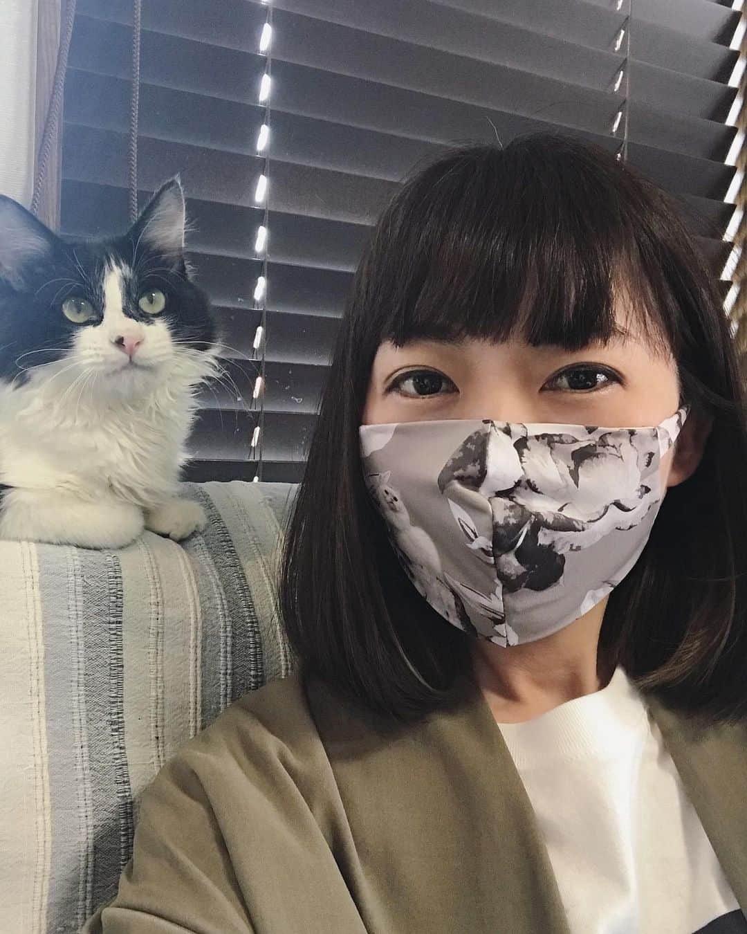 もじゃころさんのインスタグラム写真 - (もじゃころInstagram)「激おすすめアイテム紹介させてください！！ バレエのレオタードのブランド @unoa08 さんのマスクです😺先日届いたのですがあまりにもつけ心地が良すぎてその日に追加購入してしまいました！！！ レオタードの生地を使用しているので肌触りもフィット感も最高すぎてもう他のマスク付けれないって感じです！耳の部分もレオタードの生地なので付けてる感ゼロ痛みゼロです！フィルターポケットもついてるしお手入れも簡単でみんなに使ってみてほしいです！使用感もさることながら柄が可愛すぎて！！無地のカラー展開もありました！  めっちゃオススメしてるけど決してunoaの回し者ではありません(笑)  みんなマスク不足で困っていると思うのでunoaさんがオーダー再開されたらぜひ✨✨ なぜか自撮り中坂東に頭を叩かれるという災難…連日のあつ森で寝不足すぎてクマがすごいなw  #坂東玉隠しシャシャ丸  #unoa  #手作りマスク」4月16日 12時40分 - mojyacoro96