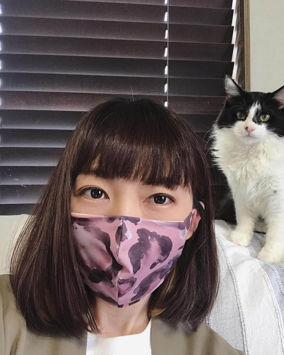 もじゃころさんのインスタグラム写真 - (もじゃころInstagram)「激おすすめアイテム紹介させてください！！ バレエのレオタードのブランド @unoa08 さんのマスクです😺先日届いたのですがあまりにもつけ心地が良すぎてその日に追加購入してしまいました！！！ レオタードの生地を使用しているので肌触りもフィット感も最高すぎてもう他のマスク付けれないって感じです！耳の部分もレオタードの生地なので付けてる感ゼロ痛みゼロです！フィルターポケットもついてるしお手入れも簡単でみんなに使ってみてほしいです！使用感もさることながら柄が可愛すぎて！！無地のカラー展開もありました！  めっちゃオススメしてるけど決してunoaの回し者ではありません(笑)  みんなマスク不足で困っていると思うのでunoaさんがオーダー再開されたらぜひ✨✨ なぜか自撮り中坂東に頭を叩かれるという災難…連日のあつ森で寝不足すぎてクマがすごいなw  #坂東玉隠しシャシャ丸  #unoa  #手作りマスク」4月16日 12時40分 - mojyacoro96