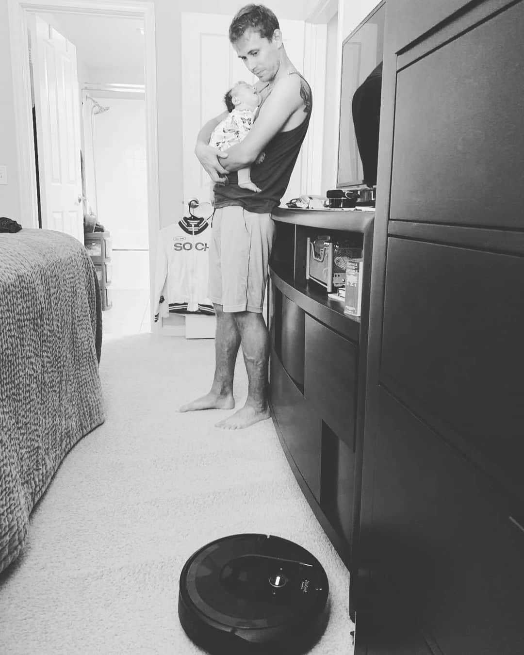 ミハル・ブジェジナのインスタグラム：「Today i was teaching Naya how to nap while @irobot cleans #irobot #irobotroomba #irobot_cz #michalbrezina」