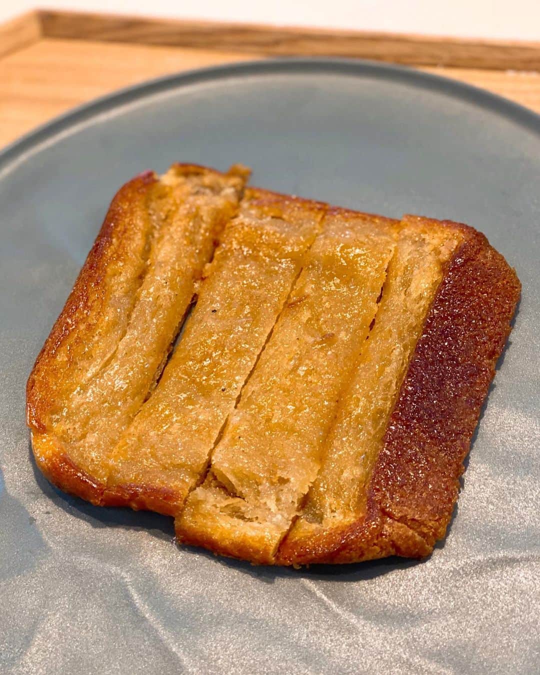 のインスタグラム：「ランチでシュガートースト作った。﻿ いろいろ料理するけど娘たちはこれが一番好きと言う(笑)。﻿ 売ればいいのにと(笑)。 フライパンで、揚げ焼きするくらいバターかなりたっぷりで、木べらで押しつぶすように焼いて砂糖かけてハチミツ少しかけてまた焼く。 クイニーアマンみたいになります。﻿ ﻿ #グギメシ #具義パン2020 #具義スイーツ2020 #おうち時間」