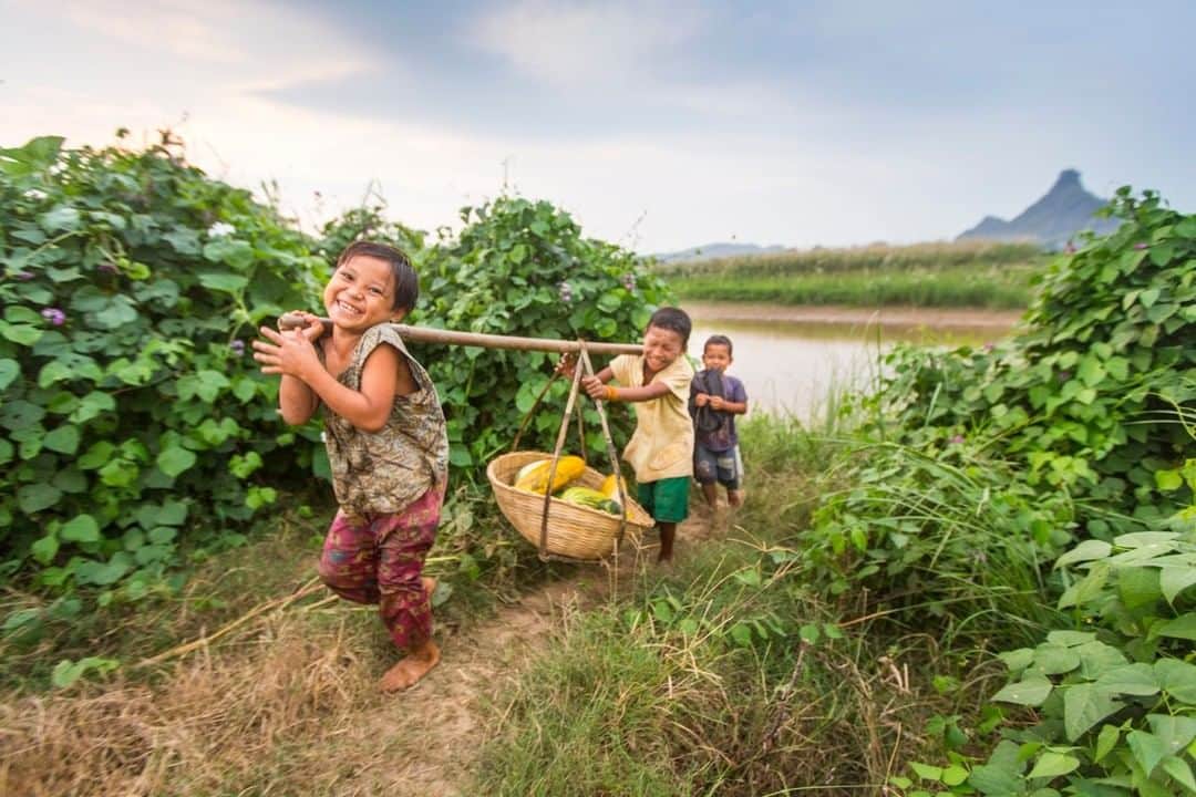 National Geographic Travelさんのインスタグラム写真 - (National Geographic TravelInstagram)「Photo by @emilypolar | Children giggle while carrying vegetables from the boat to the house along the Thanlwin River in Hpa-an, Myanmar. Children often remind us to make the best of it. To see more of Myanmar and beyond follow me @emilypolar. #Myanmar #Hpa-an」4月16日 13時09分 - natgeotravel