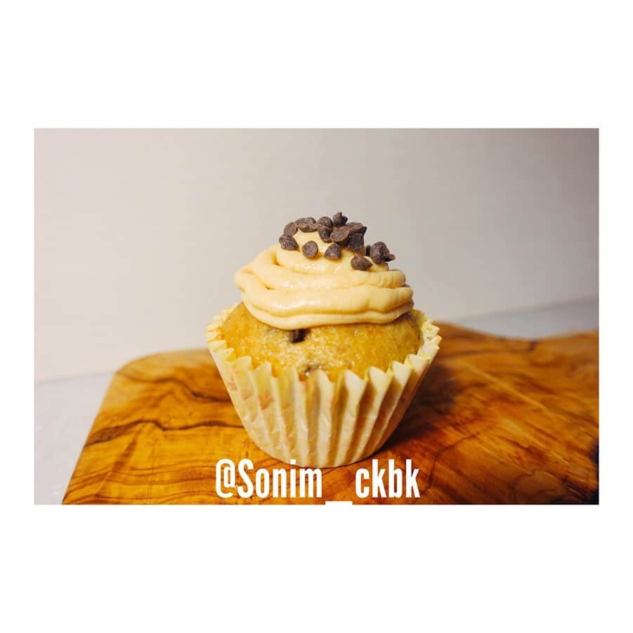 ソニン クッキングさんのインスタグラム写真 - (ソニン クッキングInstagram)「. お料理ランシリーズ😋 . #SonimBaking 🍌Banana chocolate chip cake🍫 Based on cupcake recipe. It’s so soft, fluffy, and flavorful!! So I made it into big cake pan! . •Banana •Spelt flour •Baling soda •Soy mayonnaise •Vanilla extract •Chocolate chips (For frosting) •Vegan margarine •Powdered Beet sugar •Almond butter •Soy milk . 前にカップケーキのケーキ部分だけ作ったら、あまりにも美味しくて簡単でマイレシピに確定と思って、今度はケーキ型に入れて作ってみました。残りをカップケーキにもしてみました。今回はフロスティングも。このレシピならグルテンフリー粉でもいけそうな気がする…今#グルテンフリー中　なの🤫 . #StayHome #BakingAtHome #HomeBaking #VeganSweets #VeganCupcakes #VeganBaking #VeganRecipe #おうち時間　#おうち料理　#お菓子作り　#バナナチョコチップ　#カップケーキ　#ヴィーガンスイーツ　#ヴィーガンカップケーキ　#ヴィーガンレシピ」4月16日 13時19分 - sonim_ckbk