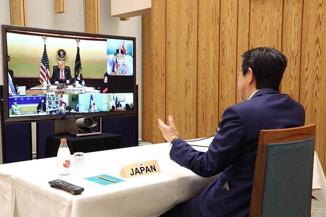 安倍晋三のインスタグラム：「#repost @kantei ・・・ 官邸スタッフです。 先ほど安倍総理は、新型コロナウイルス感染症の世界的な広がりを受けて、G7の首脳とのテレビ会議に臨みました。 . #G7 #G7サミット #新型コロナウイルス感染症 #トランプ大統領 #G7summit #by官邸スタッフ @shinzoabe」