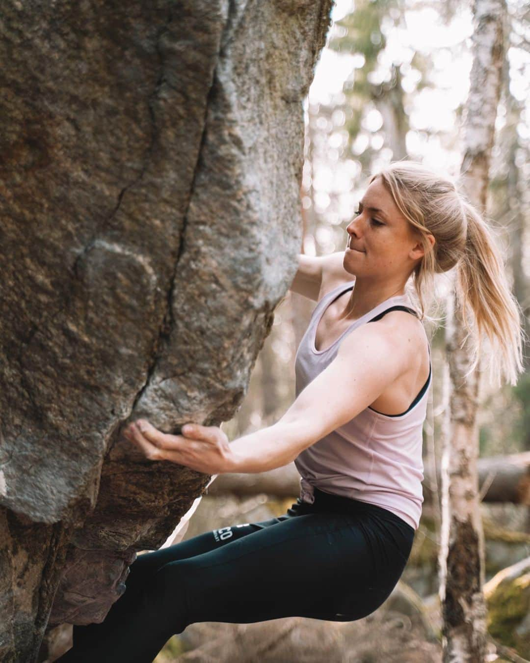 マチルダ・セーデルルンドさんのインスタグラム写真 - (マチルダ・セーデルルンドInstagram)「Moonlander Assis 8A+ and Armstrong 7C+ ✅ Just one more line to tick off at this block... I’m grateful for the opportunity to still be able to climb outside and to (finally) discover the climbing (especially the bouldering) in my home area.  Big thanks to the best coach @melissaleneve ✊🏼🙏🏼⭐️ Photos by @nocco / @barebells」4月17日 0時17分 - matilda_soderlund