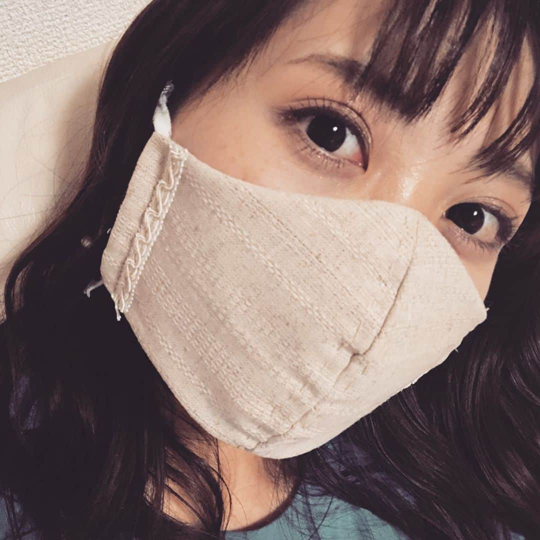 黒田菜月さんのインスタグラム写真 - (黒田菜月Instagram)「ほつれないマスクに改良〜❤️✨ #手作りマスク #マスク女子　 #マスク職人 #女子アナ  #アナウンサー #おしゃれマスク  #立体マスク #大人可愛い  #布マスク #マスク作り方  #マスク作り #上達 #比べるとわかる成長ぶり  #最高傑作 #ハンドメイドマスク #これはママにプレゼント  #重長アナの型紙 #中級者向け  #緊急事態宣言 #マスク必須 #静岡  #おうち時間  #おうち時間向上委員会  #おうち時間を楽しもうキャンペーン  #stayhome #staysafe #今回も #バンT #わかるかなぁ #虹雷」4月17日 0時18分 - nyaaatsuki_krd