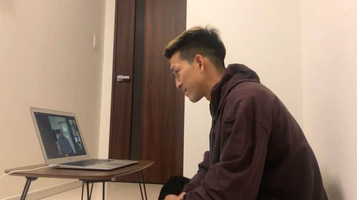 小林祐希のインスタグラム：「現役時代にサンパウロ、セビージャ、レアルなどビッグクラブでプレーし、今は指導者としてヨーロッパで活躍している @juliobaptistaoficial ジュリオバチスタさんとディスカッションをさせて貰いました！ 現役時代の話や、指導者としての話を30分弱させて貰いました。 冷静を装ってたけど興奮したー！笑  Gracias Julio!!!」