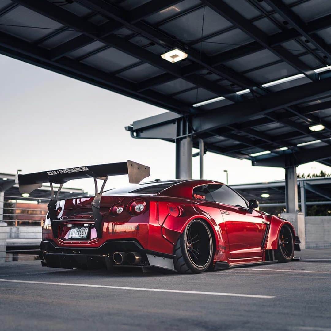 のインスタグラム：「Liberty walk自由に歩く！！！ LB★WORKS NISSAN GTR R35🙂  @libertywalkkato @nissan@nissangtr  #libertywalk#nissan#libertywalkkato#lbworks#bride#goodwoodfos#ltmw#lbperformance#semashow#supercar#japan#libertywaljeu#yokohamatire#fiexhaust #airrexsuspension」