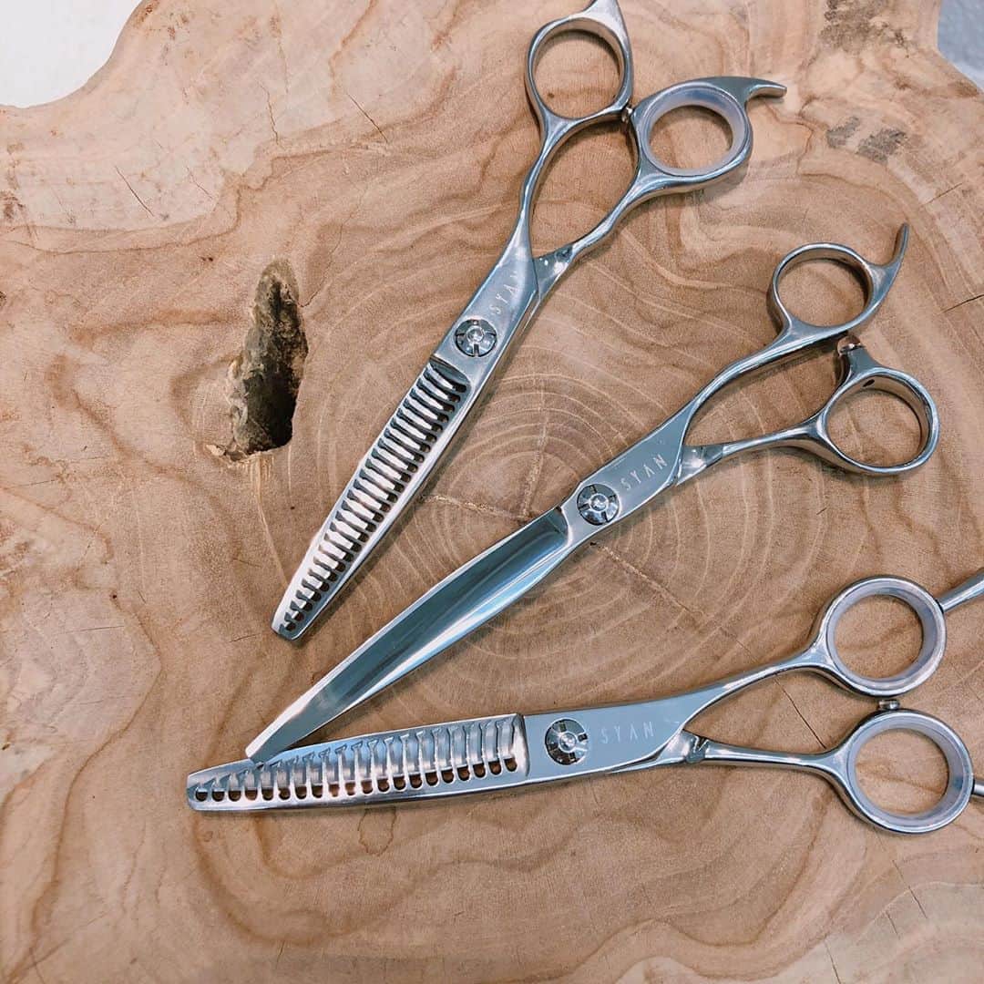 野々口祐子のインスタグラム：「ついにSYAN オリジナルシザーズ発売です✂️✨ 女性でも切りやすい、疲れない形を考えました！ そして何と言っても切れ味最高です🤘🏻 感覚的には柔らかく刃が入っていく感じ、、(美容師さんなら分かるはず)  上の2丁がオリジナルで作ったSY-6.3(5.8の小さめサイズもあります) SY-25(25%のカット率) そして、セニングが良すぎて 後から特別オーダー50%カット率のセニングも購入。。 気になる方はエスツー星野さん @s2_hoshino まで☺️」
