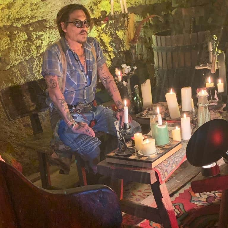 ジョニー・デップさんのインスタグラム写真 - (ジョニー・デップInstagram)「Hello everyone... filming something for you now... gimme a minute」4月16日 23時12分 - johnnydepp