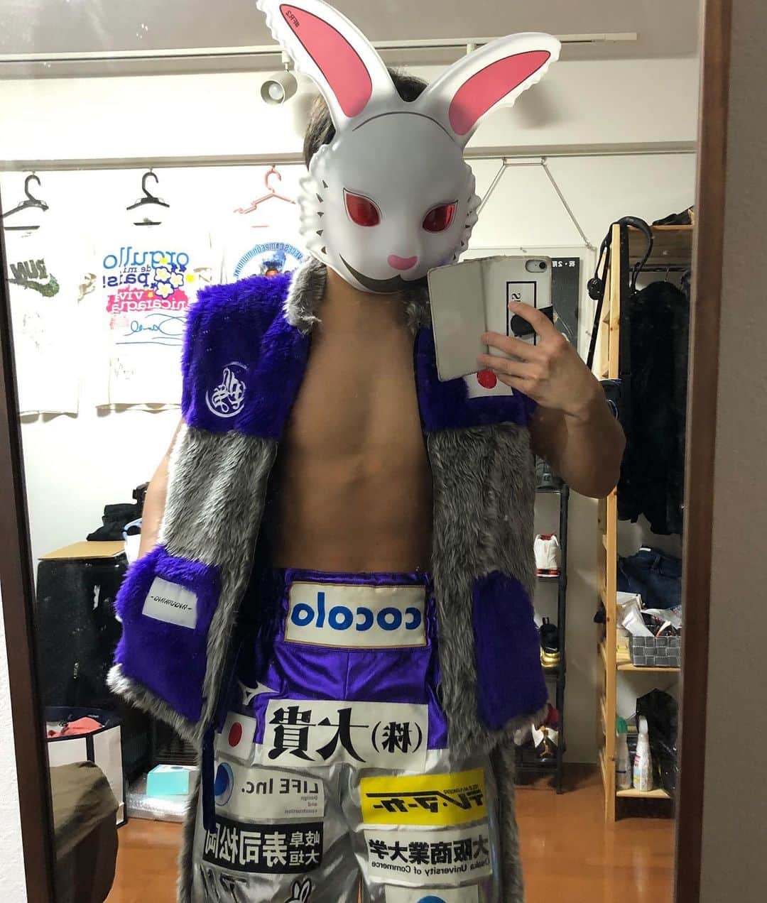 京口紘人のインスタグラム：「. . . 早くコロナが終息して試合がしたい❗️ . . 前戦で着用したコスチューム🐇🐇🔥 . . 次戦もカッコいいコスチュームで試合がしたい‼️ . . 応援よろしくお願いします‼️‼️ . . P.S.仮面は照れ隠し。。。🤣笑 . . #京口紘人 #hirotokyoguchi  #boxing #おうち時間 #早く試合がしたいなぁ #コロナ終息するまで踏ん張ろう」