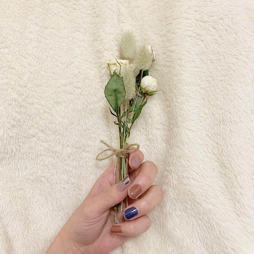 前田亜美のインスタグラム：「. . ネイルもまつパも行けないし美容院も行けないので…ちょっとでも自分でやろうと思って、. . . 爪塗りました、. . . いつもはシンプルだったりニュアンスネイルがすきだけど…. . . ちょっと個性的な感じにしてみたよ。. すぐ飽きそうだからまた違うのにすると思う笑😀. . . #結局シンプル #ニュアンスネイル #セルフネイル　#ちょっとはみ出てるけど気にしない」