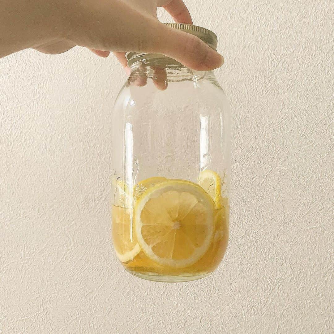 前田亜美のインスタグラム：「, . . レモンのはちみつ漬け。. . . レモネードとかにして飲むんだあ。. たっのしみだあ〜〜. . . あ、瓶がこの大きさしかなかった🌱. 節約中だからそんなに多くは作らない🌱 . . #おうち時間 #おうちカフェ #レモネード #レモンのはちみつ漬け」