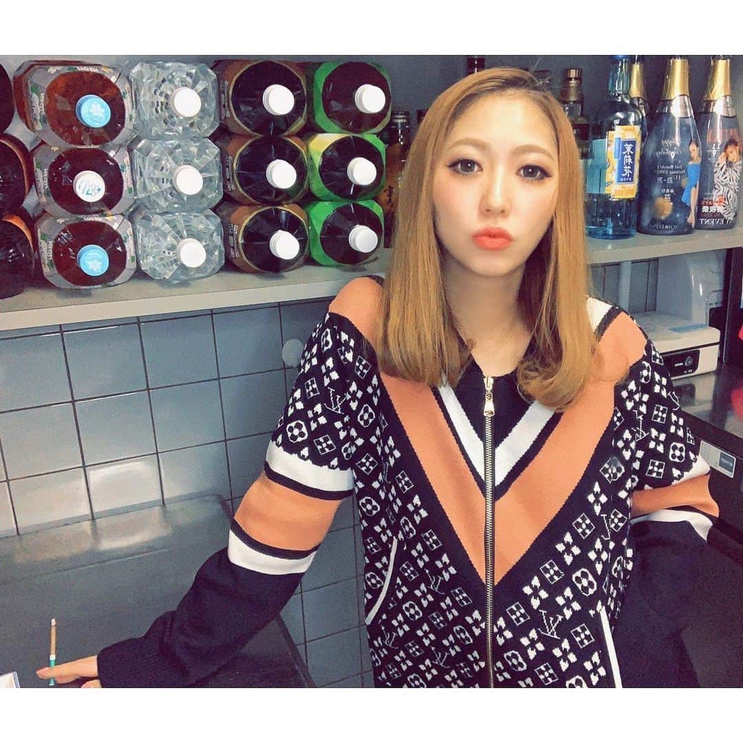 葉月樹里のインスタグラム：「厨房で撮る写真、映えぇ〜。（？） . . .  #葉月樹里 #soiréeine #ソワレーヌ #louisvuitton #ルイヴィトン #LV #ずりおコーデ #cordinate #ootd #ずりお飯動画撮った日 #YouTube」