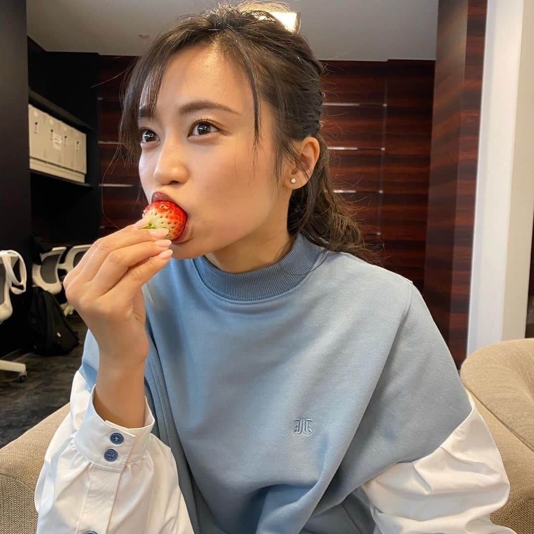 小島瑠璃子さんのインスタグラム写真 - (小島瑠璃子Instagram)「🍓 3枚目「お！い！しー！✨」 偉い人にもらった いつかの高級いちご。 お写真掘り返してます。」4月16日 23時22分 - ruriko_kojima