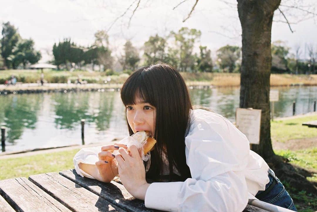 小西桜子さんのインスタグラム写真 - (小西桜子Instagram)「河川敷に行った思い出。 日光の中で美味しいもの食べたいね。 それまでお家でいっぱい美味しいもの食べよう🥐🍞🥯🥪」4月16日 23時31分 - sakurako_kns