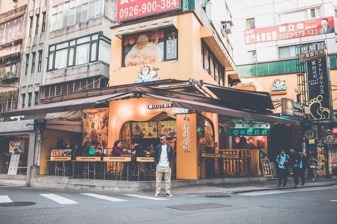 陳建州さんのインスタグラム写真 - (陳建州Instagram)「希望有機會能在永康街遇到你們⋯  歡迎大家有空來體驗一下，永康商圈的傳統美食、人文藝術以及最棒的人情味！  大家一起用行動來幫助攤商、改變社會的氛圍！ 👍🏽👍🏽👍🏽 Thanks  @sc.vision」4月16日 23時32分 - blackielovelife