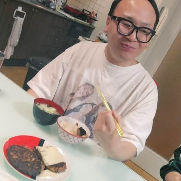 カズレーザーさんのインスタグラム写真 - (カズレーザーInstagram)「師匠を食らうたかし氏  #ハンバーーーーーグ」4月16日 23時46分 - kazlaser