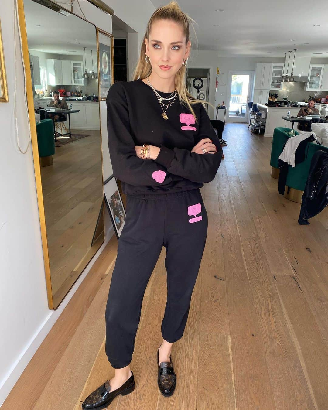 キアラ・フェラーニさんのインスタグラム写真 - (キアラ・フェラーニInstagram)「Your favorite (and also my favorite, especially in quarantine) @chiaraferragnicollection eyelike sweats are back in limited stock on our website. Get yours before they’re sold out, link in stories ❤️ #ChiaraFerragniCollection」4月16日 23時46分 - chiaraferragni