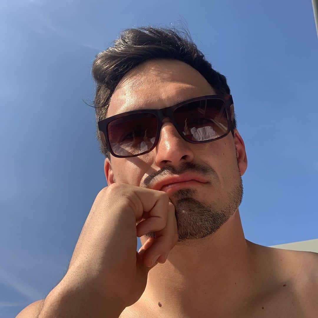 マッツ・フメルスのインスタグラム：「Feeling cute. Might loot some hangars in Mili Base later idk」