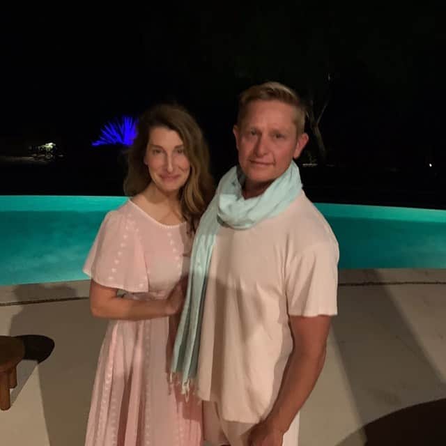 ジュリア・ロバーツのインスタグラム：「Happy Birthday to this incredible friend @stridersworld 💖 cozy here with his equally wonderful and gorgeous wife @lilyllh 🥰. Sending all our love and good wishes from our home to yours! 🎂🎂🎂 #becauseyouareRad #stayhome #weareinthistogether」