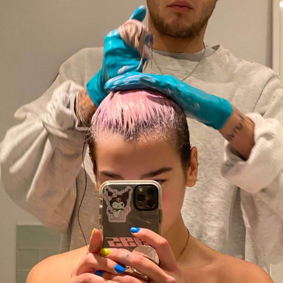 デュア・リパさんのインスタグラム写真 - (デュア・リパInstagram)「🌸Quarantine diaries🌸 - this weeks experiment... pink hair. That’s kind of it really... I haven’t acquired a new skill but I have joined world of warcraft and I have two pets on it called mintsaws and little sheena (one’s a dragonhawk and one’s a tiger). I’ve attempted a few morning facetime workouts with my friends and because ive still been doing bits of promo from home - a massive shout out is due to all the journalists who have been so patient with me while im on my quest to becoming a true tech wiz. Thank you to my @warnerrecords fam for my lovely flowers tooooooo 💐❤️」4月16日 23時43分 - dualipa