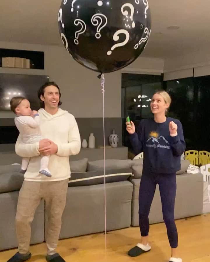 クレア・ホルトのインスタグラム：「IT’S A........」