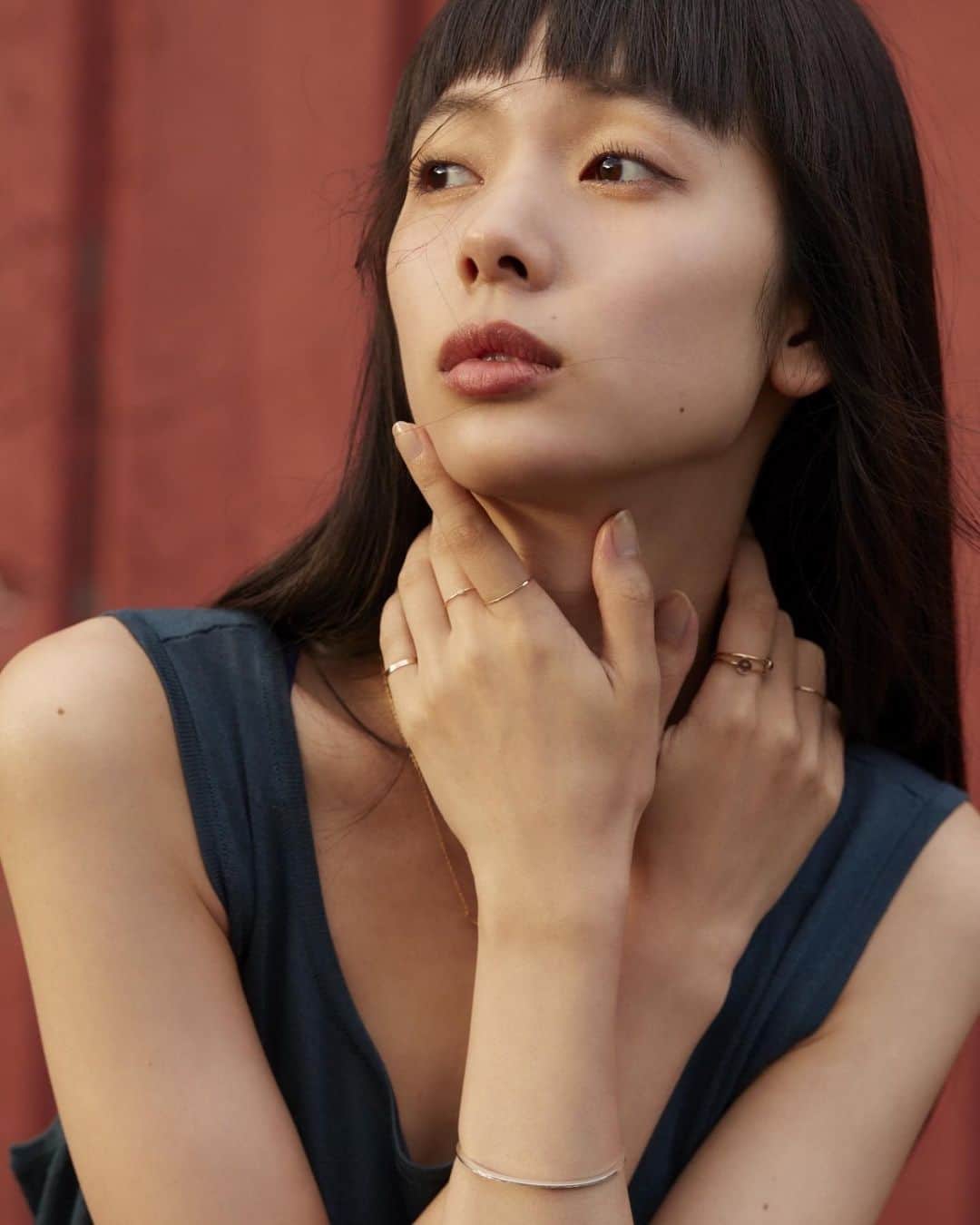 きなりのインスタグラム：「#tb in NY  まずは、医療従事者の方々、物流関係の方々、また、私達のために昼夜問わず懸命に働いてくださっている全ての方々に感謝申し上げます。そしてお亡くなりになった患者様のご遺族の方々に心よりご冥福をお祈りいたします。  わたしはというと、自粛期間に入り、色んなことをもっともっと考えるようになりました。 明るい未来が来た時のためにみんなで楽しめる何かを、と無い頭を絞りまくっていますが毎日テレビやネット、SNSで目にするニュースに一喜一憂し、自分を見失いそうになる時もあります。  わたしの中では素直に生きることが人生においてのルールの１つで、なんとなくいつもそう心掛けていましたが改めて、人は1人では生きていけない、愛する人達と、みんなで気持ちを強くし支え合っていくという事が、何よりも救いになるのではと思いました。  世の中色んなことがあり色んな考えの人がいて、誰かに文句を言いたくなる気持ちもわかります わたしもあります 特に非常事態に陥った時人の本性はここまで浮き彫りになるのかと落胆した時もあります笑  そんな時にひとりで抱え込むのではなく、誰か、誰でもいいから、愚痴でもなんでも些細な事を素直に話せる身近な人を作りましょう LINEでも電話でも、現代っ子の私達は何でも持ってますから！  わたしも早く大好きな人達に1秒でも早く会いたいし、顔を見て目を見て、思いきりハグしたい！！！！そしてみんなでそれぞれの過ごしてきた何十日の出来事や鬱憤を音楽とお酒と美味しいご飯で、吹っ飛ばしたい！ それまで、自分達が出来ることは健康で清潔に過ごすこと これは身体だけの話ではありません 精神的にも健康で清潔で過ごして欲しい 見えない不安に押し潰されそうになった時は、YouTube見たり映画見たり漫画読んだりゲームしたりして、自分が大事にしたいと思う人に、少しでもいいから連絡してみて下さい みんなで一緒に強くなりましょう  久しぶりの投稿長くなりましたごめんね #stayhome #staysafe and.. #stayhealthy  みんなみんな大好きだよ いつも支えたいのに逆に支えてくれてありがとう感謝してます」
