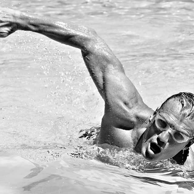 ドルフ・ラングレンのインスタグラム：「Looking forward to this again when the lockdown is over 💪  1. Swimming - great cardio, easy on your joints, good at any age and relaxing.  2. Weight training - essential to keep your muscle mass, great for your bone density as you get older and keeps your testosterone level high. 3. Martial arts - Great for speed, reflexes and coordination. The mind-body connection. Kept me out of trouble as a teenager.  Enjoy! 👊」