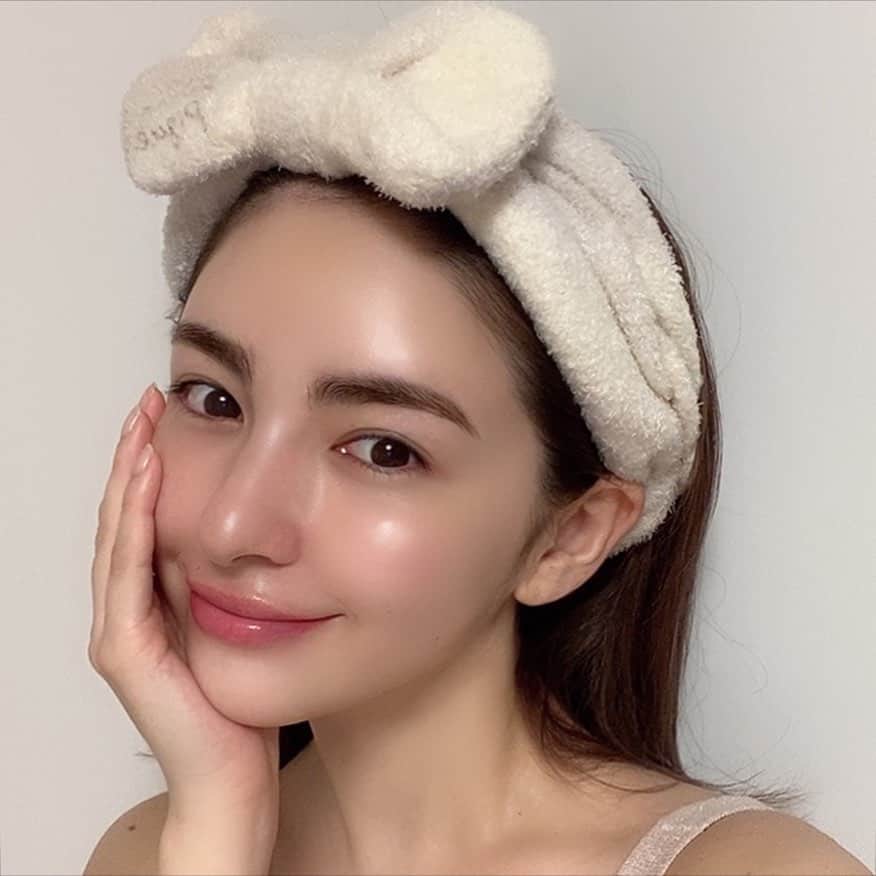 スミス楓のインスタグラム：「今日もしっかりスキンケア🛁🤍 @natuore.recover の導入美容液はどのスキンケアをするときも必ず使ってる！本当におすすめ🤲🏻もうすぐ発売の美容液のおかげもあってトラブルなしのツヤ肌でピカピカだよ😂💖ベタベタとかテカリじゃなくてハリがでて肌の内側からちゃんと潤ってる🧏🏻‍♀️しっかり浸透させて保湿してホームケアも完璧✌🏻✨発売前にインスタライブで紹介するね🌛いつならみんな見れるかなー？ #おうち時間#スキンケア#導入美容液#美容液#ツヤ肌」