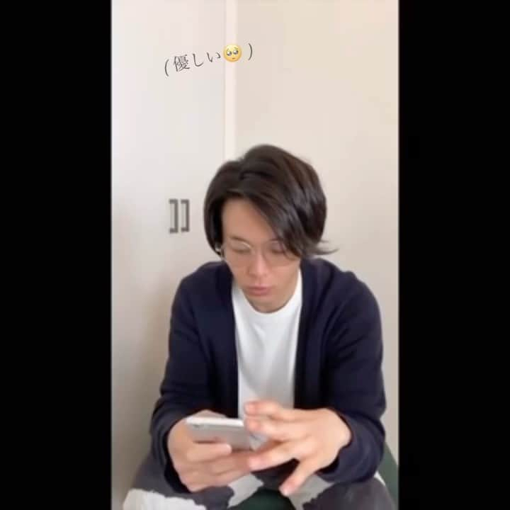 中村倫也　ファンアカウントのインスタグラム：「_ . #中村倫也で妄想 . 自宅から 癒しでしかない動画 🤤💓 このスマホする時の左手がツボでした。笑 なんとも言えらん使い方 🥺💓 . 自分は倫也さんの彼女で 目の前に自分がいる設定での会話🤣笑 とうとう妄想もここまできた🤣🤣 . . #中村倫也 / #中村倫也推し / #中村倫也中毒 / #中村倫也の沼 #中村倫也の破壊力 / #中村倫也のある生活 #カメレオン俳優 / #ミミックオクトパス俳優  #中村倫也にだいぶやられてます / #中村倫也好きな人と繋がりたい .」