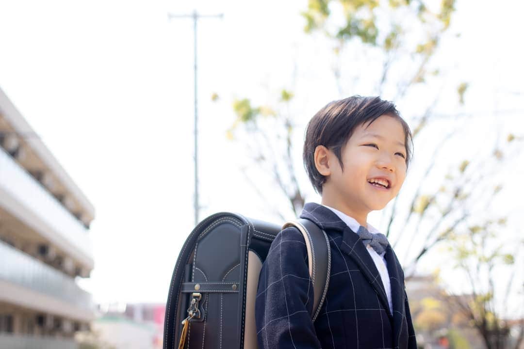 岡本圭司さんのインスタグラム写真 - (岡本圭司Instagram)「青が小学校入学しました。 これで２人合わせて6年間の幼稚園もおしまい。 こうやってどんどん大きくなっていくんだなぁー 早く登校できるようになれば良いですね🎒 #myfamily  #ao #入学 #小学生」4月16日 15時16分 - hywod_kj