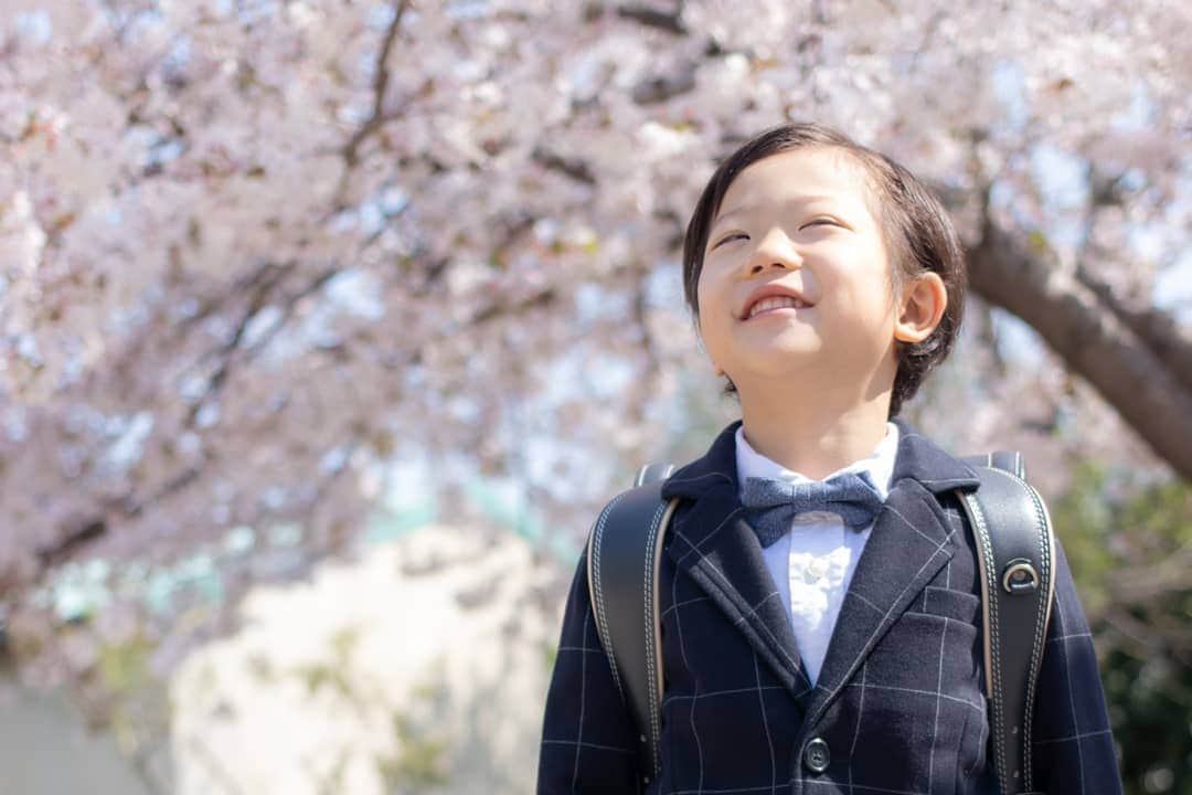 岡本圭司さんのインスタグラム写真 - (岡本圭司Instagram)「青が小学校入学しました。 これで２人合わせて6年間の幼稚園もおしまい。 こうやってどんどん大きくなっていくんだなぁー 早く登校できるようになれば良いですね🎒 #myfamily  #ao #入学 #小学生」4月16日 15時16分 - hywod_kj