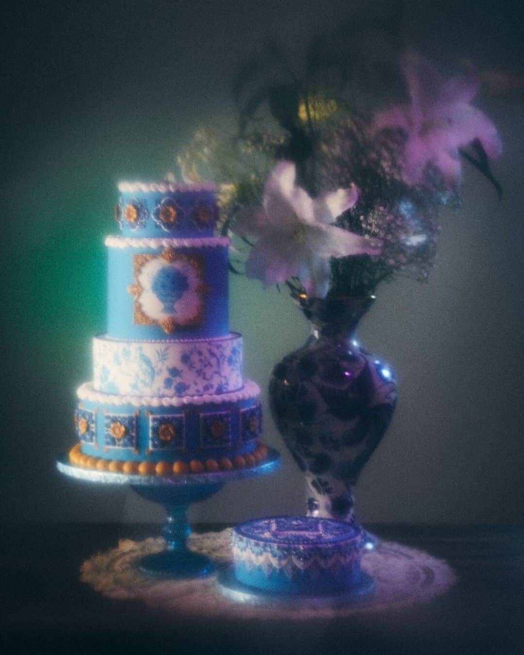 KUNIKAのインスタグラム：「Happy Birthday to me!!! 🦋﻿ ﻿ @kashii_____k さんに撮って頂いたこの写真、とーーーってもお気に入り。﻿ ZINEの最後のページに、﻿ "REMEMBER WHY YOU STARTED"﻿ のメッセージを添えて載せました。﻿ ﻿ ロンドンに住んで、アーティスト活動から離れていた時に、何度もこの言葉を心に留め、大切にしてきました。﻿ そして、いまのような状況こそ、この気持ちを忘れずに、大切にして過ごしたい。 ﻿ "REMEMBER WHY YOU STARTED"﻿ ﻿ そして、今日でひとつ歳を重ねました。﻿ 自分の人生を生き抜けるよう、新たな1年も予測のつかない楽しいものになるといいな。🧜‍♀️﻿ ﻿ ﻿ ﻿ #kunika7thbeyond﻿ #artofkunika #royalicing #sugarcake #bespokecake #bespokecakes」