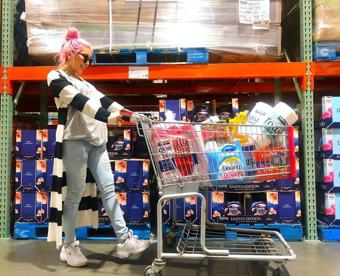 miniのインスタグラム：「【みにんぷくらぶ】 〜マタニティデニム編〜 🤰💓💜👖💕✨✨ 外はこんな状況ですが、今日も妊婦健診に行ってきて、すくすく無事育っている我が子です🤰💓✨✨ 最近はぽこぽこお腹も蹴っていて、お腹に向かって話しかけると、凄いタイミングでぽこぽこやってくれて、会話が出来てるみたいで可愛い💓😍 そして、そんな妊婦さん達に🤰💕 @babelbreak からマタニティデニムが発売になりました👖💎✨ 5ヵ月くらいから少しずつお腹がぽっこりしてきて今までのパンツがどんどん履けなくなりますよね😅 私もSサイズだったのに6ヵ月で、もう普通のいつものパンツLサイズになりましたww なかなかお出かけ出来ないけど、ちょこっとお買い物に行く時とかに便利で可愛い♡ これからの季節にぴったりのクラッシュの入ったマタニティデニム🤰👖✨ かなりストレッチが効いてるので、しゃがむのも楽ちん‼︎お腹の上、胸下まで守ってくれてアジャスターが付いていてゴムになってるので苦しくなくデニムが楽しめます✨ 在庫が少ないので、売り切れになっても、 @babelbreak にDMを送っていただければ予約販売も行っています👖✨ マタニティデニムは1本あると本当に便利なアイテム♡ #みにんぷくらぶ #みにんぷ #みにんぷ服 #マタニティ #マタニティコーデ #マタニティデニム #妊婦 #妊婦コーデ #妊娠7ヶ月 #妊娠 #妊娠中期 #妊婦服 #プレママ #プレママコーデ #みに服」