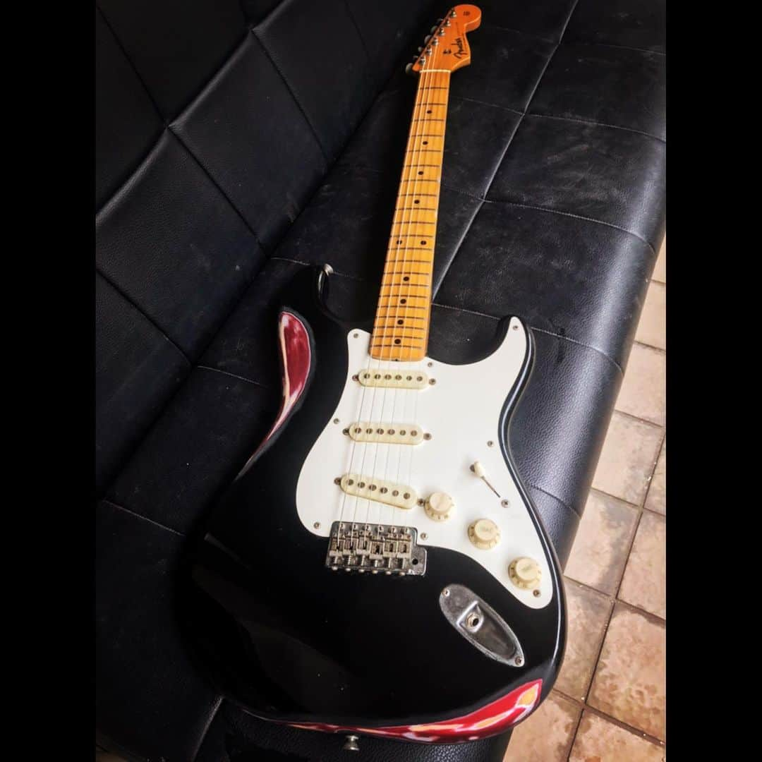 上杉研太さんのインスタグラム写真 - (上杉研太Instagram)「1983 Fender Stratocaster ジャパンビンテージ。  赤だったのを黒く塗った個体だったので  削った。  自分で笑」4月16日 15時47分 - kentauesugi